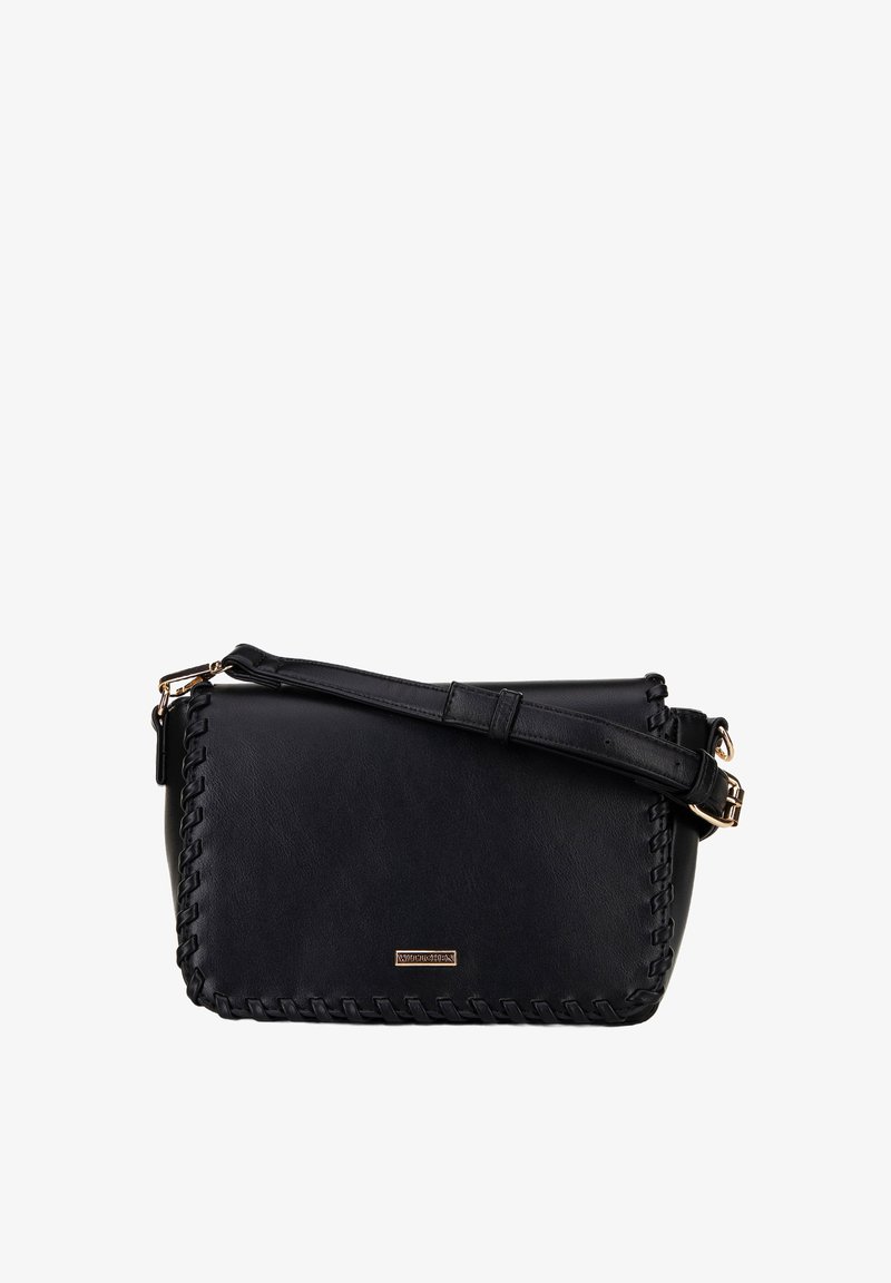 Bolso cruzado de cuero negro con una textura trenzada a lo largo de los bordes, correa ajustable y acentos metálicos en tono dorado. Forma rectangular.