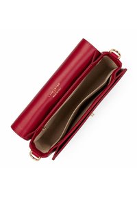 Clutch in pelle rossa con una finitura texturizzata, dotata di accentuazioni in hardware dorato e di un ampio interno beige con più scomparti.