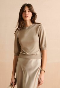 Next COSY SHORT SLEEVE PETITE  - Jednoduché tričko - mole brown