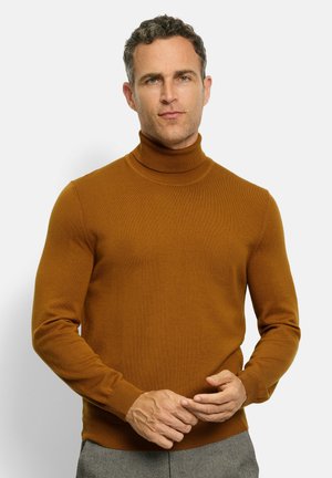 Brauner Rollkragensweater aus strukturiertem Strick, mit langen Ärmeln, taillierter Passform und geripptem Halsausschnitt sowie Bündchen. Das Modell hält die Hände vor sich.