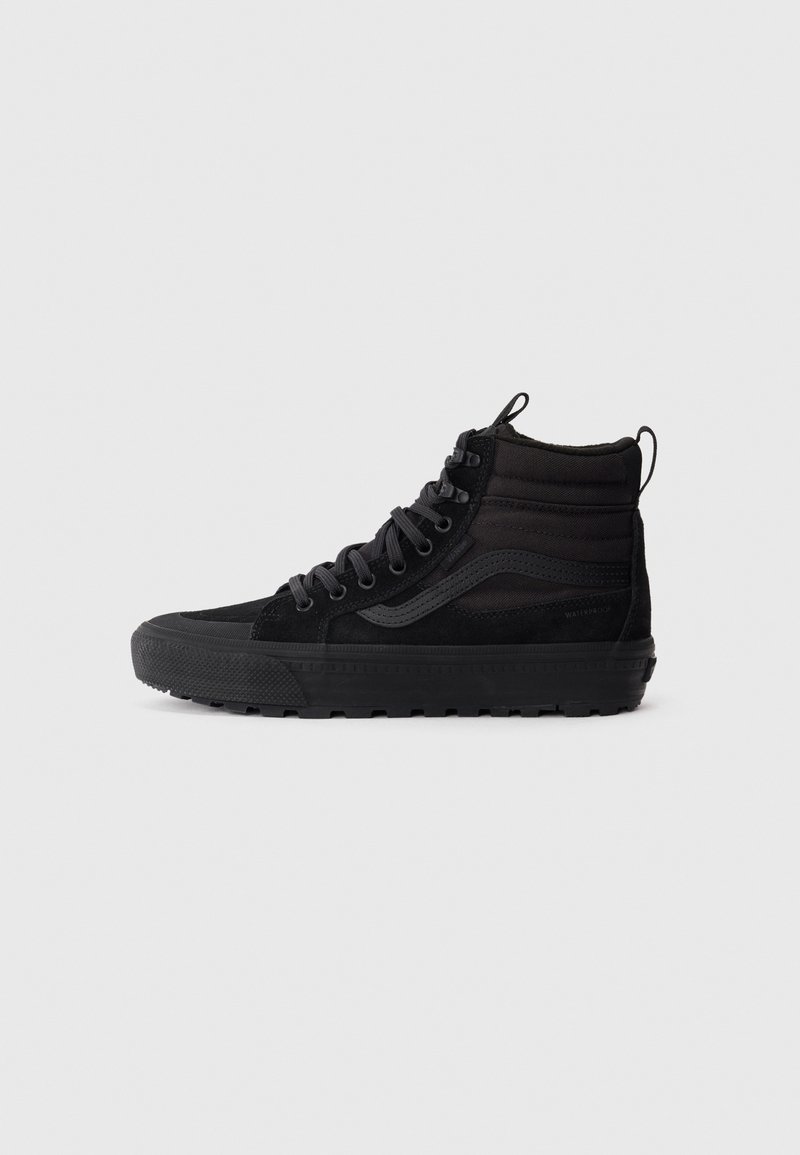Musta korkeavartinen vesitiivis sneaker, jossa on pehmustettu nilkka, nauhakiinnitys ja teksturoitu kumipohja, esitelty sivuprofiilissa valkoista taustaa vasten.