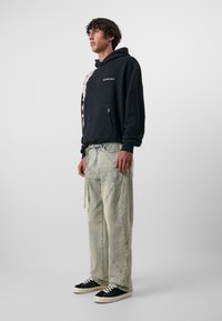 Don't Waste Culture MACAU UNISEX - Traperice opuštenog kroja - acid pale