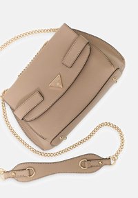 Borsa a tracolla beige in materiale sintetico testurizzato, con tracolla a catena dorata, chiusura a clip e dettaglio logo sul davanti. Dimensioni non specificate.