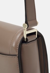 BOSS ARIELL SADDLE - Torba preko tijela - medium beige