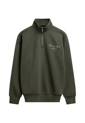 Mørkegrøn sweatshirt med kvart lynlås, høj krave, ribmanchetter og kant samt hvid skrift på venstre bryst med teksten "Capsera Sports."