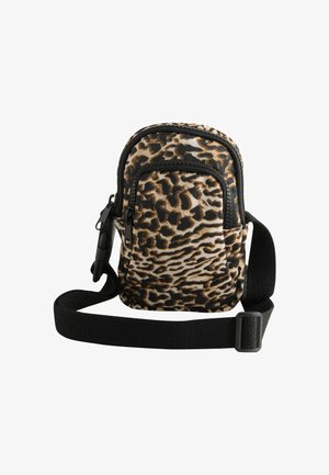 Pequeña bolsa de estampado de leopardo negro y marrón con cierre de cremallera, correa ajustable y superficie texturizada. Cuenta con un bolsillo frontal y herrajes negros.