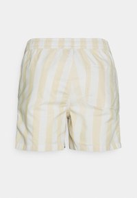 Gelb-weiß gestreifte Shorts aus leichtem Baumwollmaterial, mit elastischem Bund und einer Gesäßtasche.