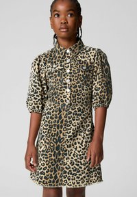 Denimimekko, jossa on leopardikuosiset printit, lyhyet puff-hihat, etupainikkeet ja kaksi rintataskua. Mukana hieman rispaantunut helma ja jäykistetty kaulus.