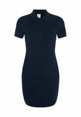 Polojurk in donkerblauw, met een kraag, korte mouwen en een getailleerde pasvorm. Gemaakt van gladde stof zonder zichtbare patronen of accenten.
