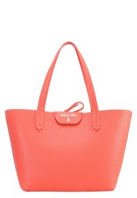 Coralowa skórzana torba na ramię z dwoma uchwytami, gładka faktura i zapięcie na klamrę z logo 'Patrizia Pepe' z przodu.