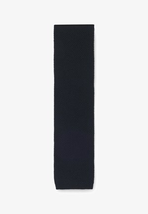 Cravatta in blu navy a maglia, forma rettangolare, superficie texturizzata con un motivo sottile, bordi rifiniti, design classico adatto per abbigliamento formale.