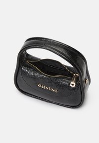 Borsa a mano in pelle nera con finitura texture, forma curva, zip dorata e logo "Valentino" in rilievo sul davanti. Inclusa una maniglia superiore.