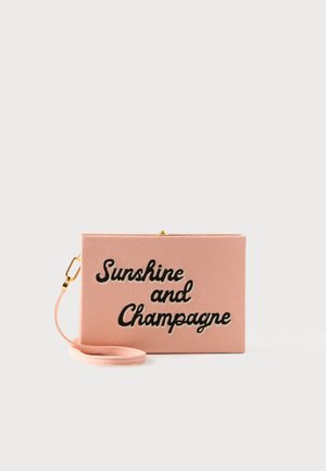 Pochette rectangulaire rose avec bracelet de poignet, avec texte en cursive noire « Sunshine and Champagne » sur le devant.