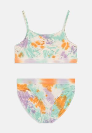 Conjunto de bralette e cuecas em tie-dye nas cores pastel com padrões em laranja, roxo e teal. Tecido suave com alças elásticas e cinturas.