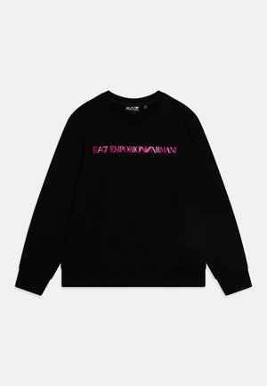 Sort sweatshirt lavet af bomuld, med rund halsudskæring og lange ærmer. Forsiden viser "EA7 EMPORIO ARMANI" i fed pink skrift.