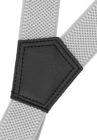 Graue, gewebte Riemen kreuzen sich und verfügen über ein schwarzes, hexagonales Leder-Patch. Die Textur des Stoffes ist ausgeprägt und grob im Vergleich zum glatten Leder.