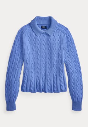 Pull bleu clair en maille torsadée avec manches longues et col plié, posé à plat sur un fond blanc.