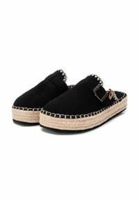 Espadrilles de ante negro sin cordones con suela de yute trenzado, que presentan detalles de costura ligera y un cierre de metal en el lateral.