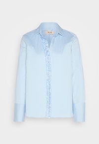Blouse bleu clair à manches longues avec col et détail de volants verticaux le long de la couture des boutons sur le devant.