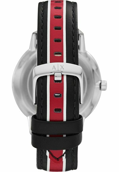 Bracelet de montre en cuir noir avec des rayures de course rouges et blanches, quincaillerie en métal argenté et boîtier en métal poli. Détails de design minimalistes.
