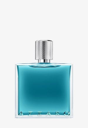 Azzaro parfume flaske med et firkantet klart glassdesign, turkis væske og en tekstureret sølvkappe med mønstret finish.