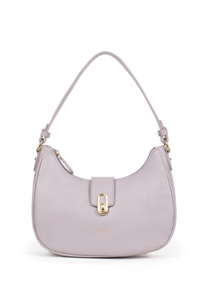 Lilac leren handtas met een gebogen silhouet, gouden hardware en een sluiting aan de voorkant. Voorzien van een enkele schouderband en een textuur oppervlak.