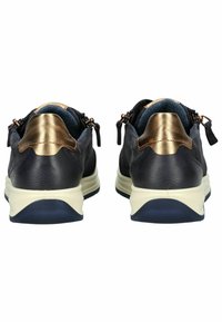 Navy kožené tenisky se zlatými akcenty a polstrovaným podpatkem, s texturovaným svrškem a krémovými, polstrovanými podrážkami pro komfort.