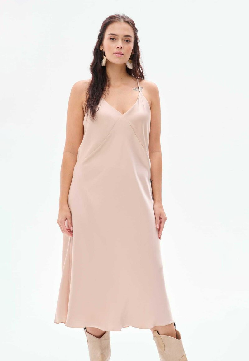 Ärmelloses, blassrosa Slipkleid mit V-Ausschnitt, glatter Textur und fließender Silhouette, ausgestattet mit feinen Trägern und einem sanft ausgestellten Saum.