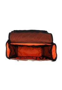 Černá a oranžová sportovní taška se síťovaným vrškem a vnitřkem rozděleným do dvou sekcí. Materiál má hladký povrch a odolný design.