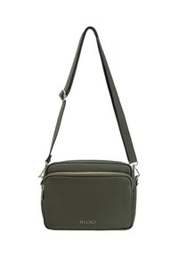 Mørkegrøn crossbody taske med justerbar rem, frontlomme med lynlås og sølvfarvet logo på struktureret læderoverflade.