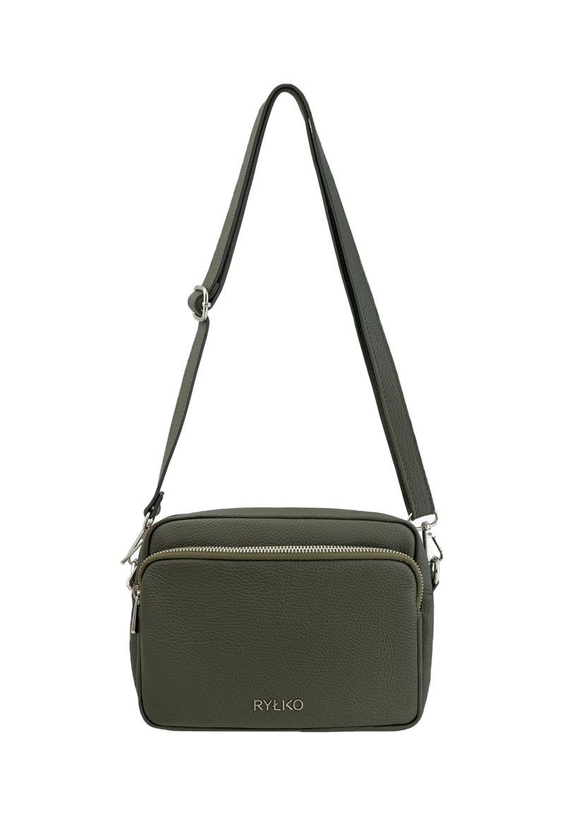 Mørkegrøn crossbody taske med justerbar rem, frontlomme med lynlås og sølvfarvet logo på struktureret læderoverflade.