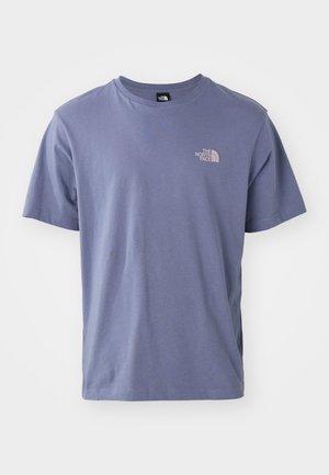 T-shirt a maniche corte in tessuto lavanda con scollatura a girocollo, caratterizzato da un piccolo logo grigio sul lato sinistro del petto. Texture morbida e liscia.