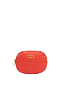 Bolso de cuero texturizado rojo con un logo dorado, cierre de cremallera y forma redondeada. Diseño compacto para pequeños objetos o accesorios.
