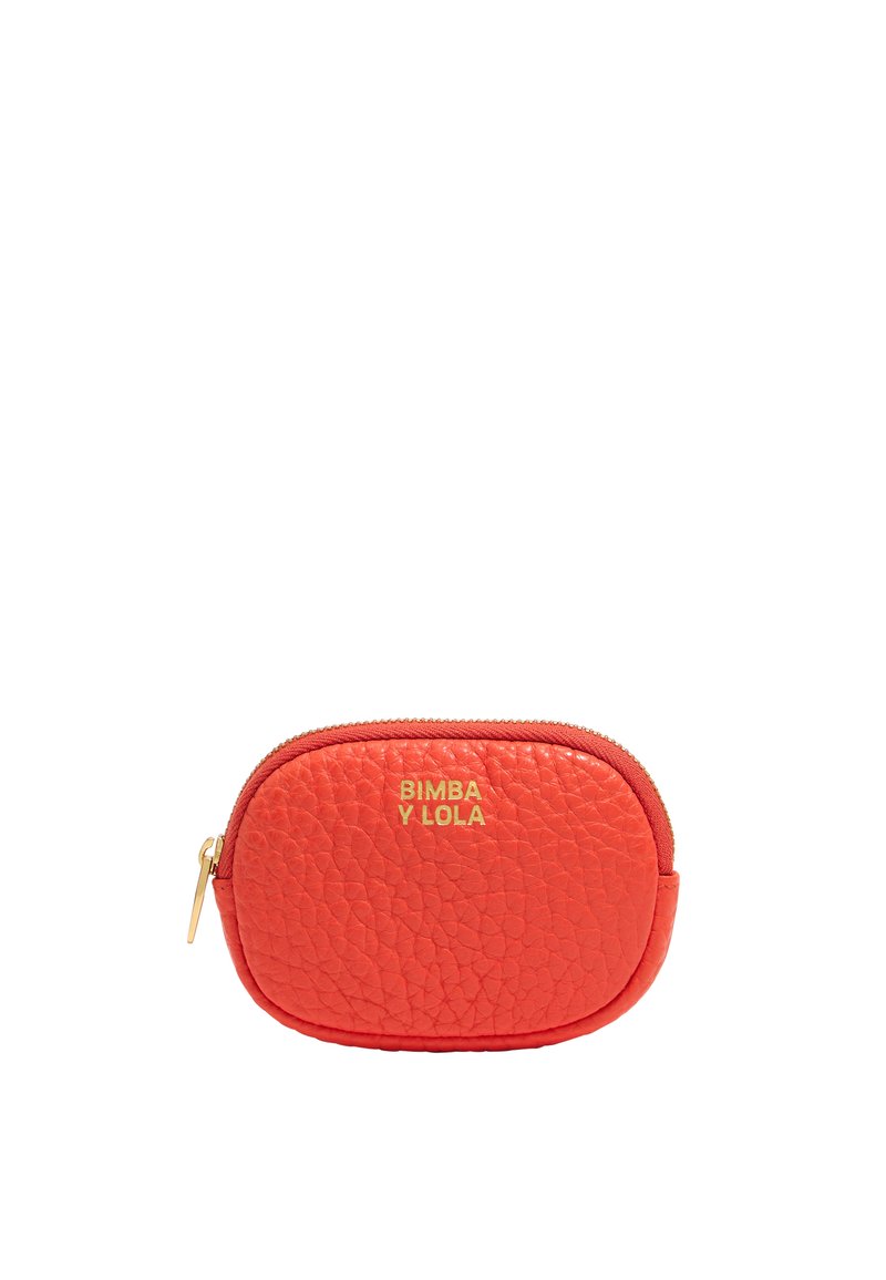 Bolso de cuero texturizado rojo con un logo dorado, cierre de cremallera y forma redondeada. Diseño compacto para pequeños objetos o accesorios.
