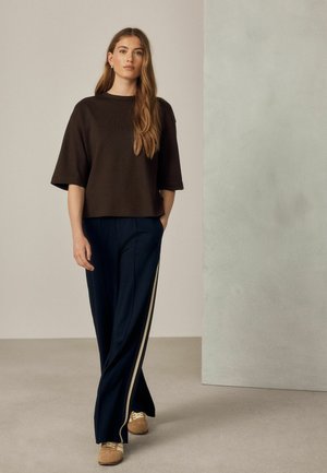 Next, REGULAR FIT - PONTE WIDE LEG TROUSERS WITH SIDE STRIPES - Træningsbukser - navy blue
