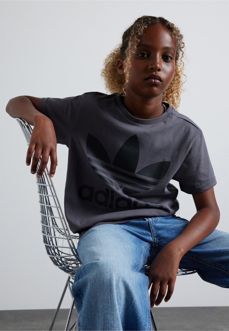 adidas Originals TREFOIL TEE-JUNIOR - Apdrukāts T-krekls - grey five