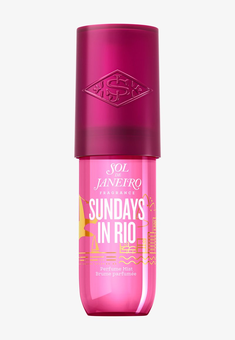 Botella de perfume en spray rosa con tapa transparente. Presenta un logo en relieve y diseños gráficos en amarillo de un horizonte urbano y un velero.