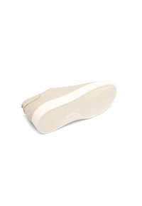 Világos bézs sneaker textúrált felső résszel, gumitalppal és kerek taposó mintával. Minimalista dizájnnal és diszkrét varrási részletekkel rendelkezik.