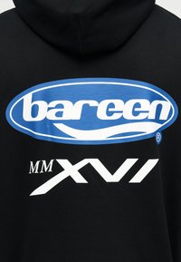 Sweat à capuche noir avec un grand logo ovale bleu présentant "bareen" en blanc, avec un texte blanc en dessous indiquant "MM XVI" au dos.