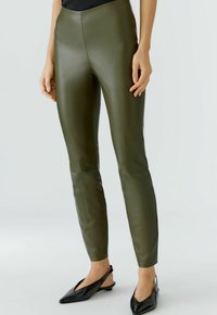 Olijfgroene skinny broek van nepleer met een gladde textuur en een aansluitende pasvorm, met een hoge taille en minimale naden.