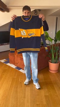 Sweater de mangas longas azul marinho e amarelo com um padrão geométrico, apresentando bordados de "49" e "Gant", decote redondo e punhos canelados.