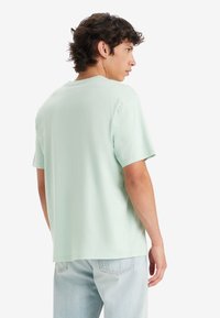 Levi's® RELAXED FIT GRAPHIC TEE - Camiseta básica - aqua foam