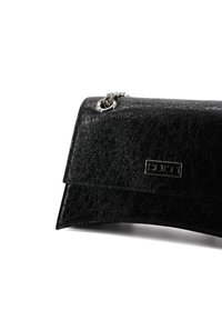 Pochette nera con texture, logo metallico argento, chiusura a farfalla magnetica e tracolla a catena. Materiale liscio con finitura sgualcita.