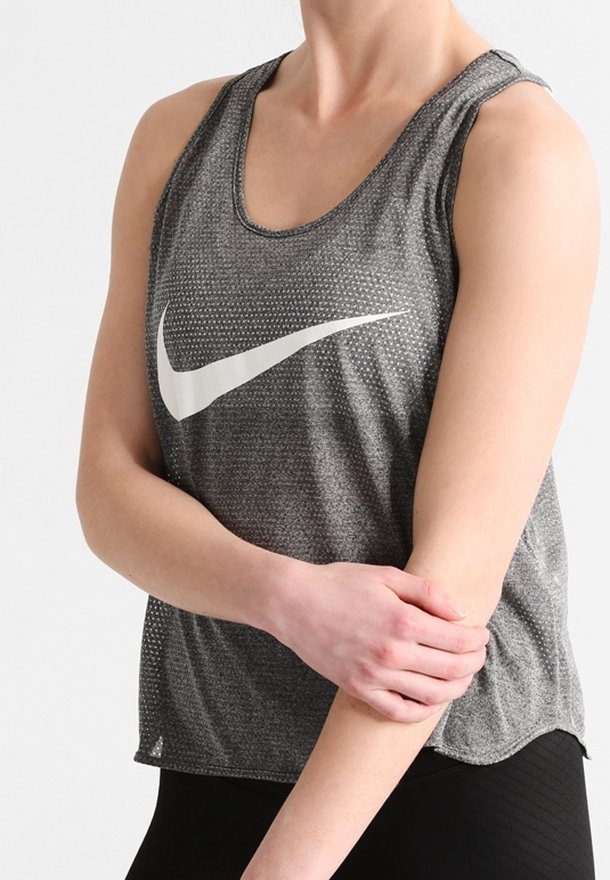 Grijze sportieve tanktop met een textuurpatroon, voorzien van een wit Nike-logo aan de voorkant en een losse, mouwloze uitstraling.