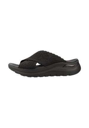 Zwarte instapsandaal met dikke gevoerde zool en brede, gestructureerde kruislings lopende stoffen banden voor casual comfort.