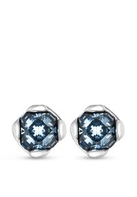 Pendientes en tono plateado con cristales azules en forma octagonal, montados en una base metálica lisa con bordes redondeados, que exhiben un diseño facetado.