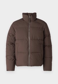 Hnědá péřová bunda s vysokým límcem, předním zipem a dvěma bočními kapsami, zobrazena na bílém pozadí.