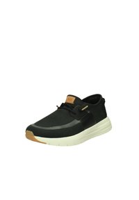 Scarpa sportiva nera con upper testurizzato, suola bianca a contrasto, dettagli in gomma e un piccolo etichetta logo sulla linguetta. Design leggero.