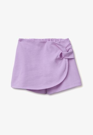 Spódnica o kroju kopertowym w kolorze liliowym z elastycznym paskiem i detalem w postaci supła z boku, wykonana z miękkiego materiału.