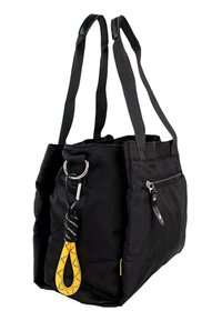 Bolsa de lona negra con dos correas para el hombro, que cuenta con un bolsillo lateral con cremallera y un acento amarillo en el accesorio para llaves.